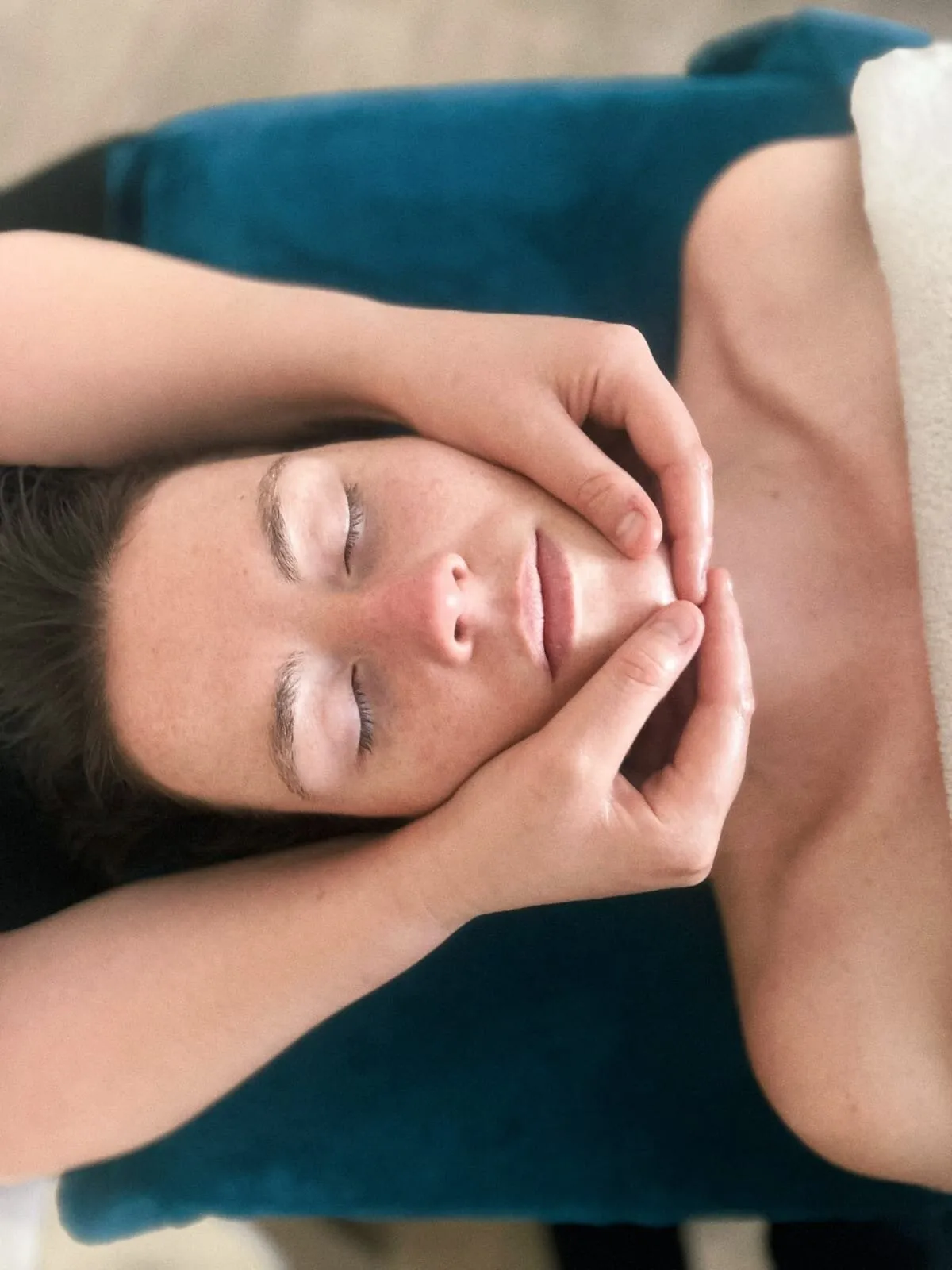 Massage visage drainant